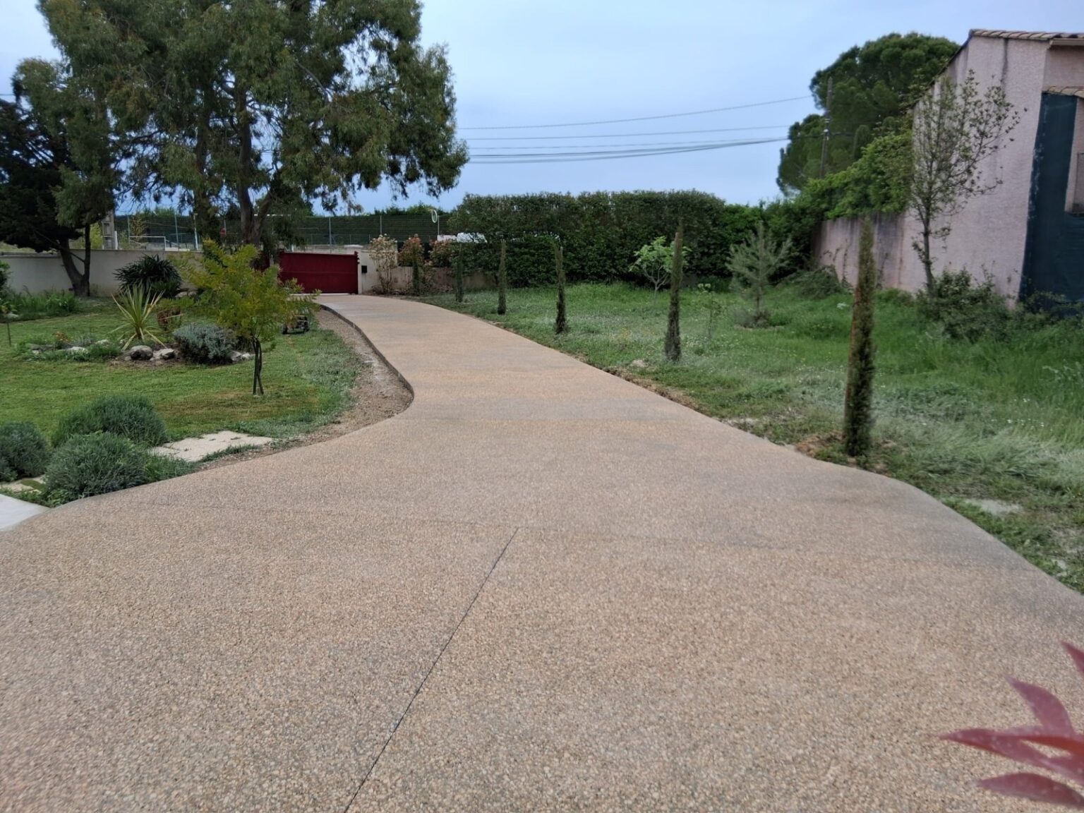 Cour et allée en béton désactivé réalisé par Ambetao