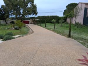 Cour et allée en béton désactivé réalisé par Ambetao