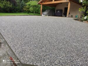 Cour en béton désactivé réalisé par Ambetao