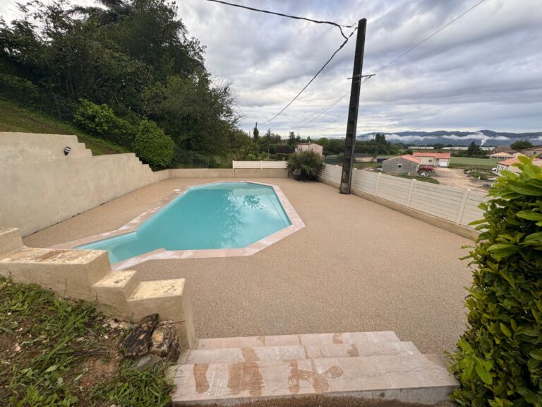 Contour de piscine en béton désactivé réalisé par Ambetao