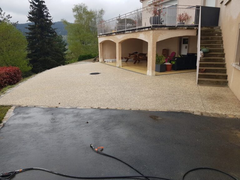 Entrée de maison en béton désactivé réalisé par Ambetao