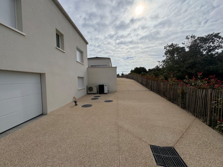 Contour de maison et entrée en béton désactivé réalisé par Ambetao