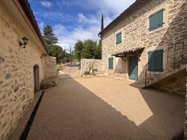 Cour d'une maison en béton désactivé réalisé par Ambetao