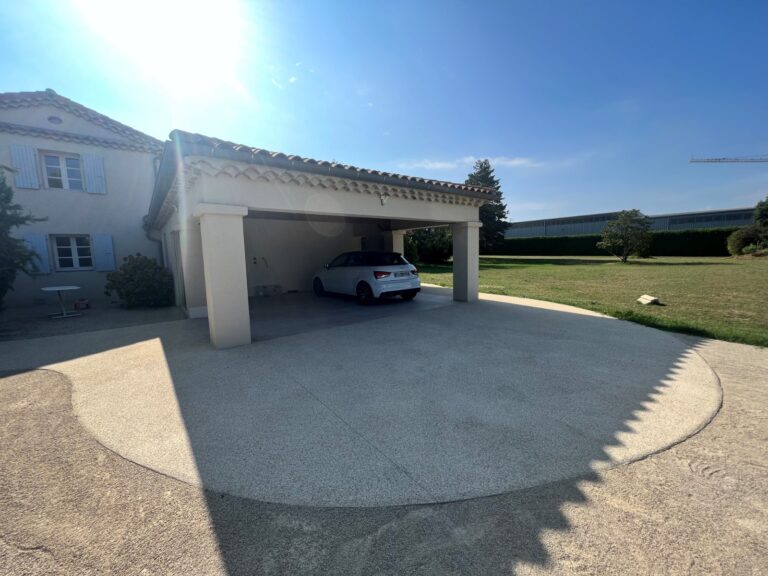 Place de parking couverte en béton désactivé réalisé par Ambetao