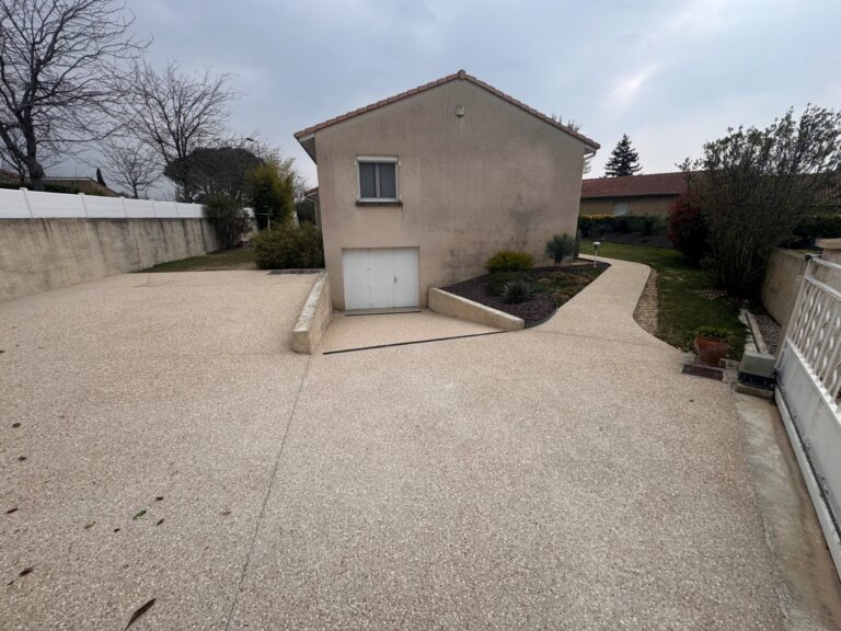 Cour et entrée de garage en beton désactivé réalisé par Ambetao