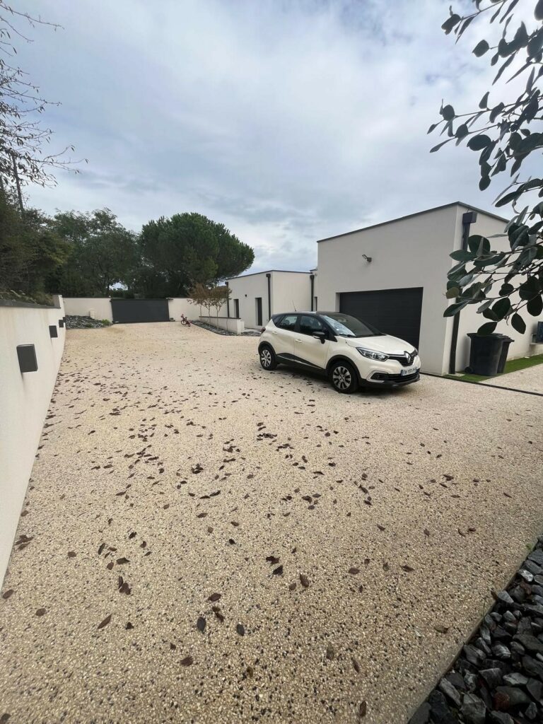 Cour en béton désactivé réalisé par l'entreprise Ambetao