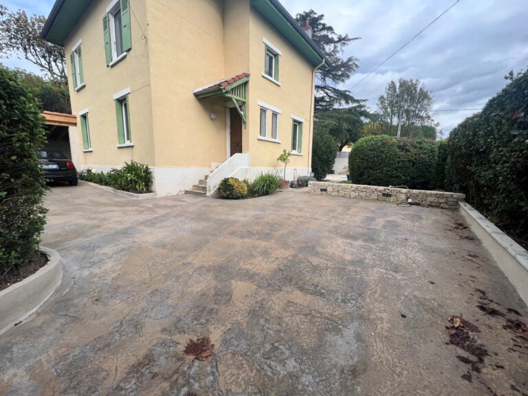 Cour en béton imprimé aspect roche réalisé par Ambetao