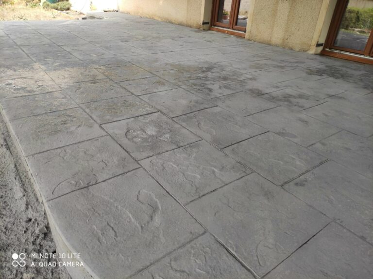 Terrasse en béton imprimé aspect dallage réalisé par Ambetao