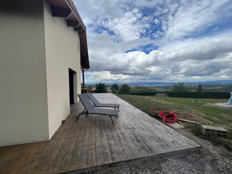 Terrasse en beton imprimé aspect bois réalisé par Ambetao
