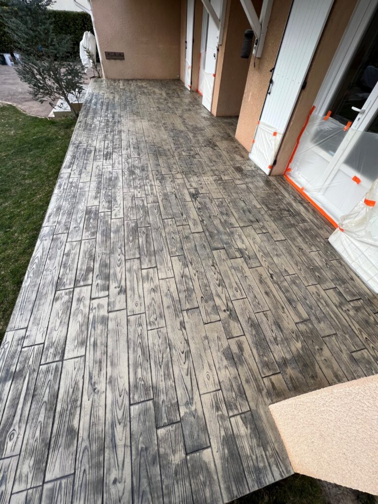 Terrasse en béton imprimé aspect bois réalisé par Ambetao