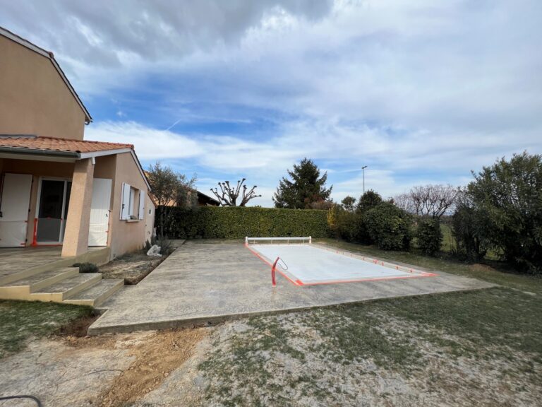 Contour de piscine en béton imprimé aspect roche réalisé par Ambetao