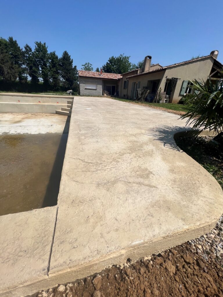 Contour de piscine en béton imprimé aspect roche réalisé par Ambetao