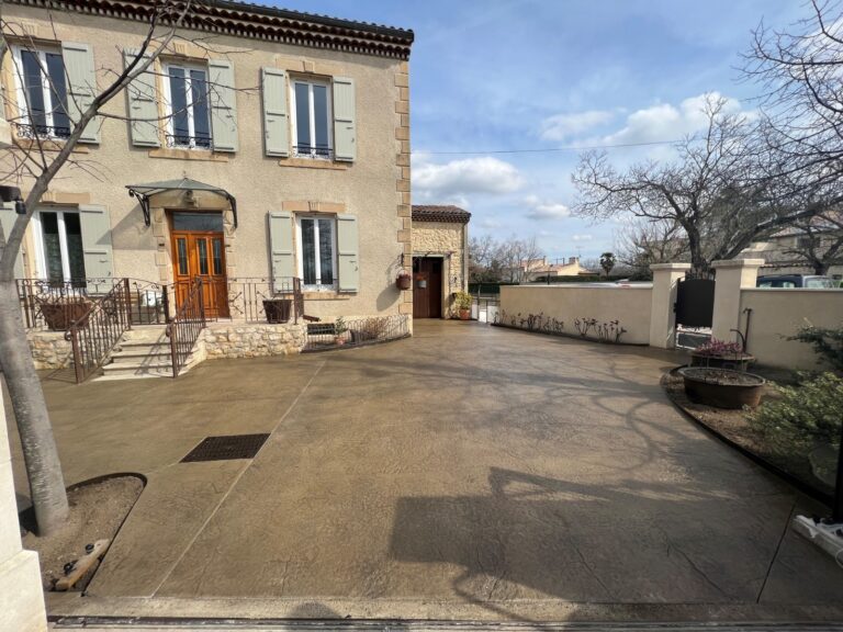 Cour d'une maison en béton imprimé aspect roche réalisé par Ambetao