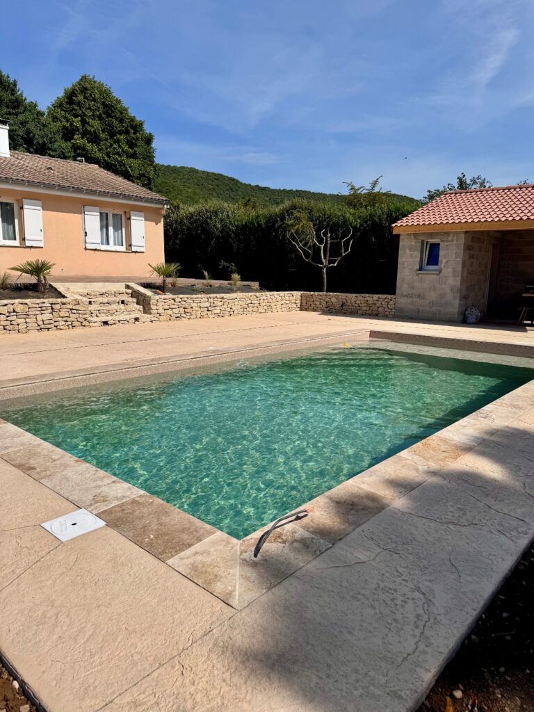Contour de piscine en béton imprimé aspect roche réalisé par Ambetao