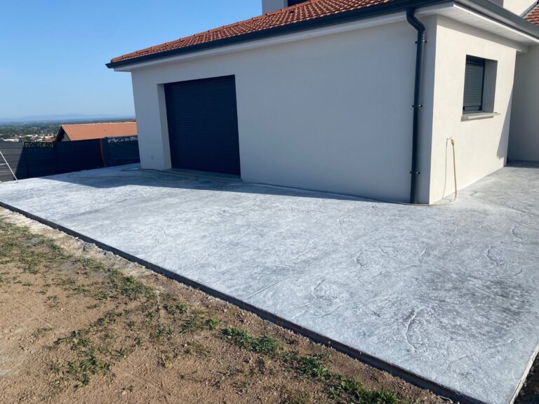 Contour de maison en béton imprimé réalisé par Ambetao