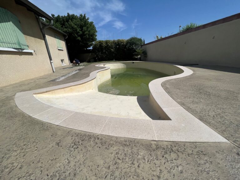 Contour de piscine en béton imprimé aspect roche réalisé par Ambetao