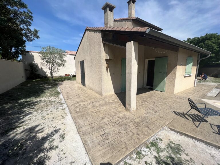 Contour de maison et terrasse en béton imprimé réalisé par Ambetao