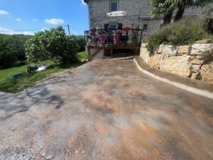 Cour en béton imprimé aspect roche réalisé par Ambetaio