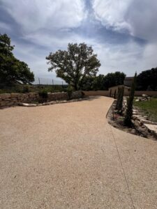 Cour en béton désactivé réalisé par Ambetao