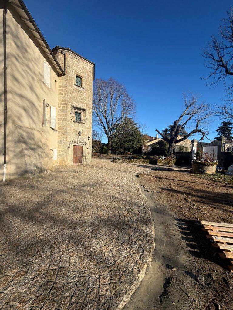 Allée et contour d'un chateau en pavage granit réalisé par Ambetao