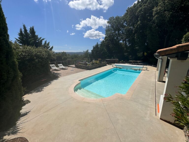 Contour de piscine en béton sablé réalisé par Ambetao