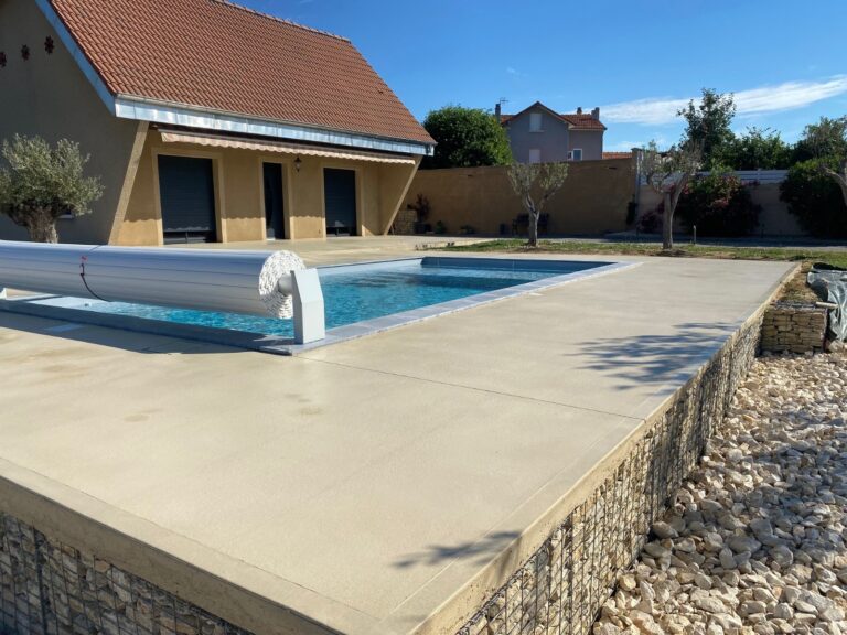 Contour de piscine en béton lissé réalisé par Ambetao