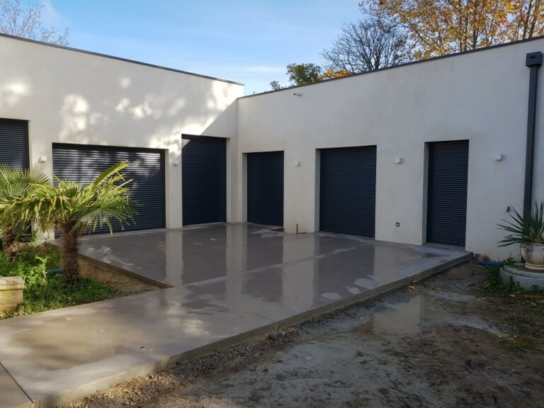 Terrasse d'une maison en béton lissé réalisé par Ambetao