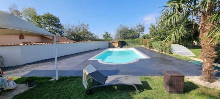 Contour de piscine en béton lissé réalisé par Ambetao