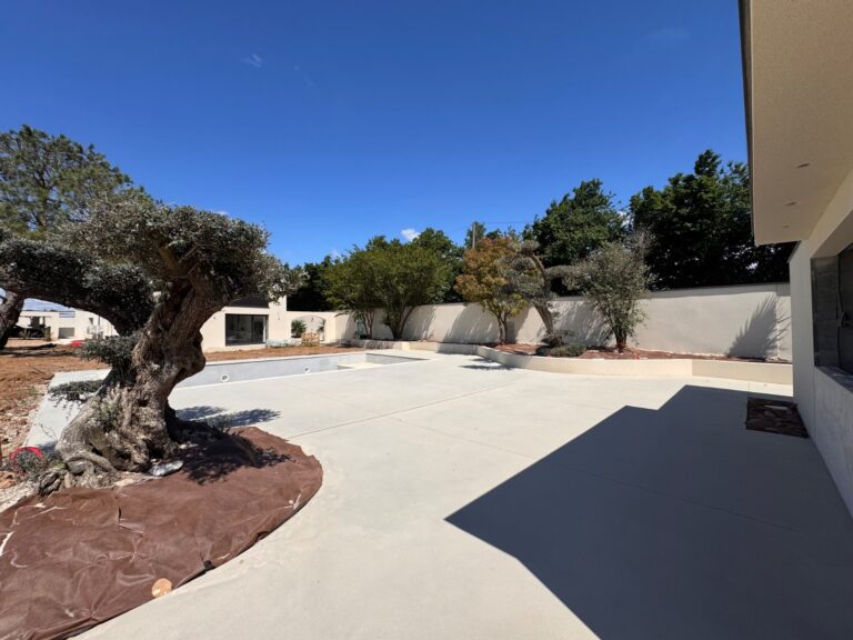 Terrasse et contour de piscine en béton sablé réalisé par Ambetao
