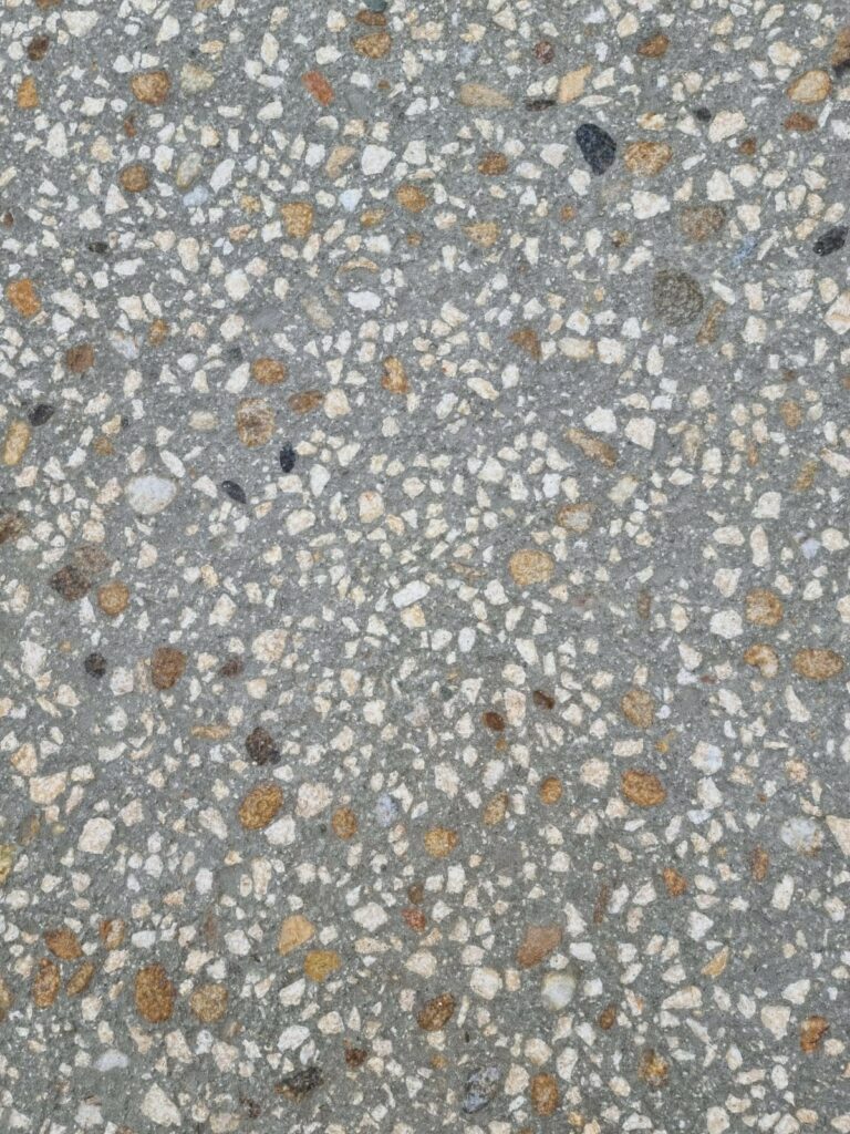 Béton bouchardé de près réalisé par Ambetao