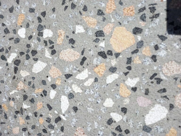 Zoom sur un béton bouchardé réalisé par Ambetao