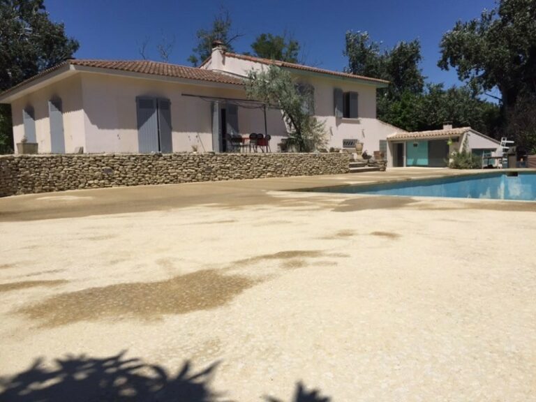 Contour de piscine en béton bouchardé réalisé par Ambetao