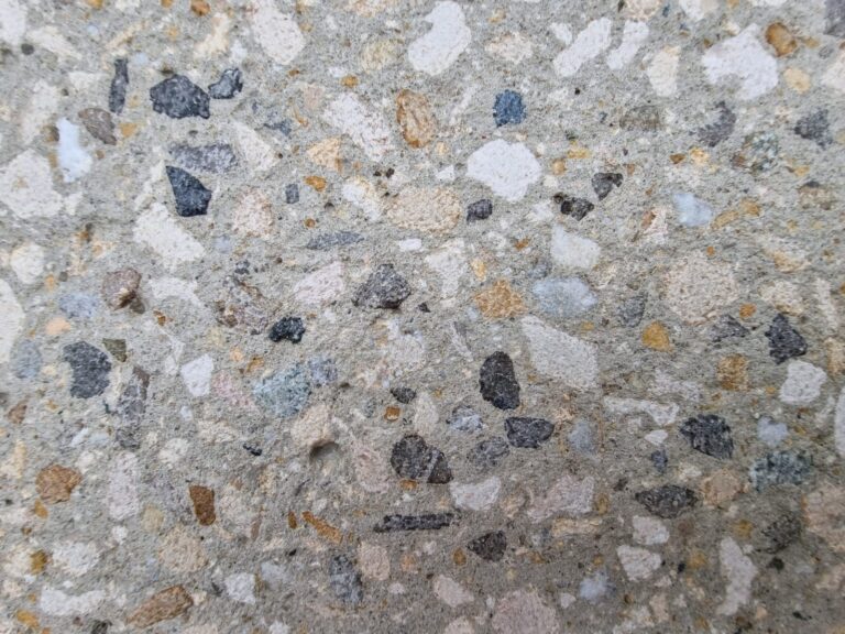 Zoom sur un béton bouchardé réalisé par Ambetao