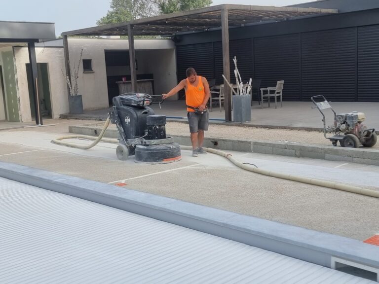 Réalisation d'un béton bouchardé pendant l'intervention des équipes d'Ambetao