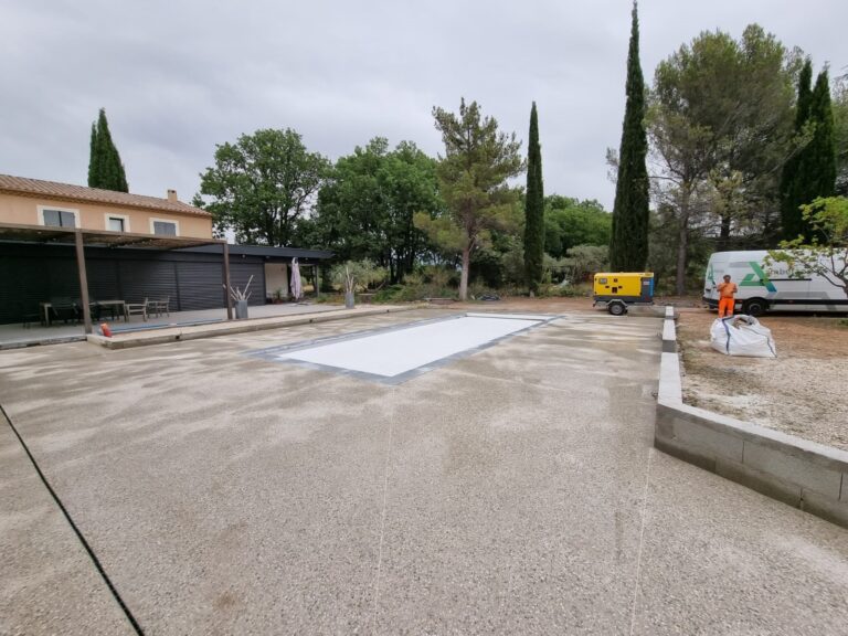 Contour de piscine en béton bouchardé réalisé par Ambetao