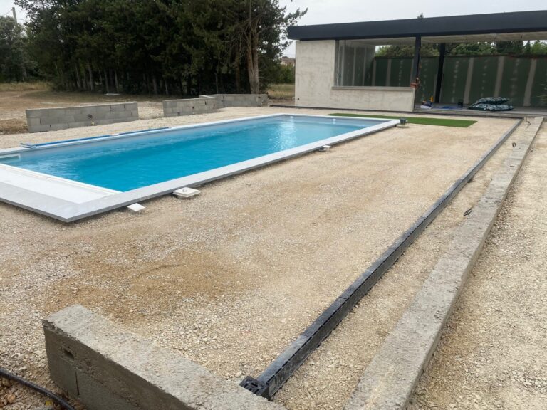 Réalisation d'un béton bouchardé avant intervention par l'équipe Ambetao