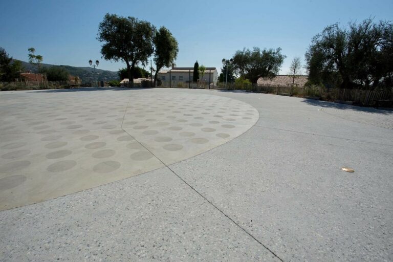 Zone commune réalisé en béton bouchardé par Ambetao