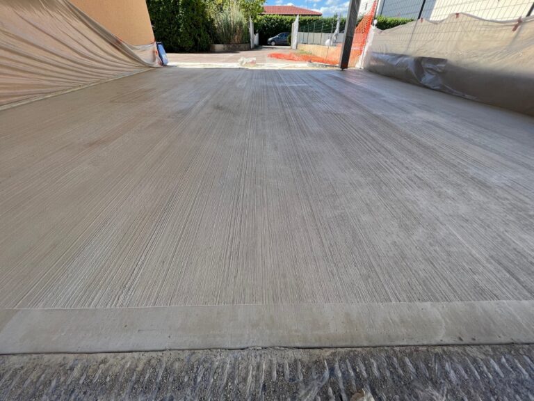 Carport en béton balayé réalisé par Ambetao