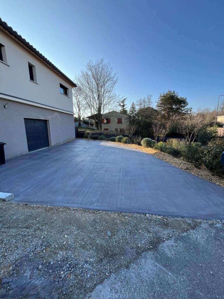 Entrée de garage en béton balayé réalisé par Ambetao
