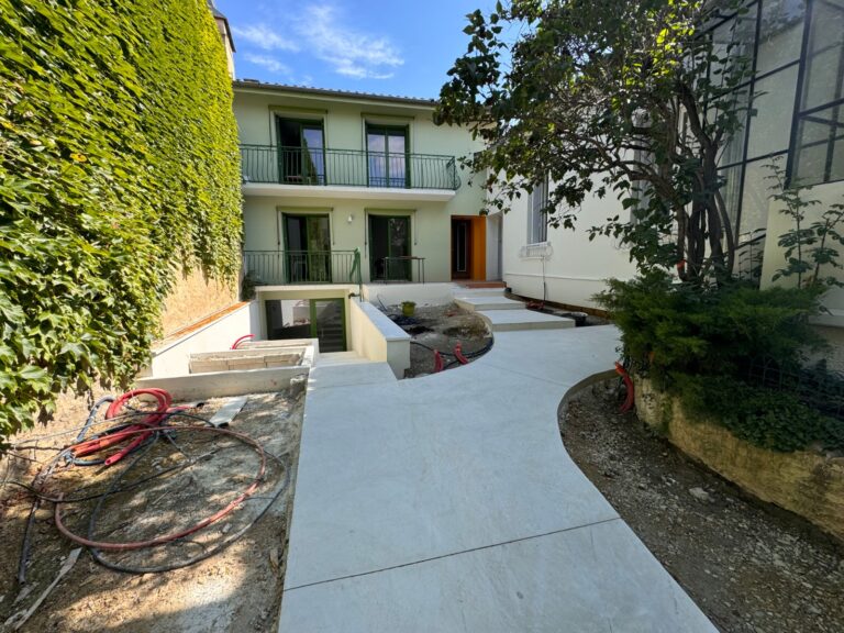 Allée piétonne d'un béton lissé réalisé par Ambetao