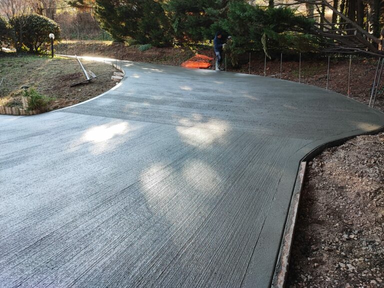 Allée en béton balayé réalisé par Ambetao